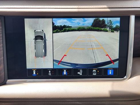 Used 2023 GMC Yukon XL Denali AWD/4WD image 15