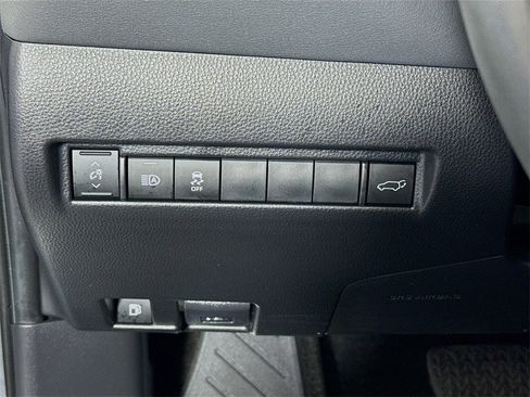 Used 2022 Toyota Venza LE image 10