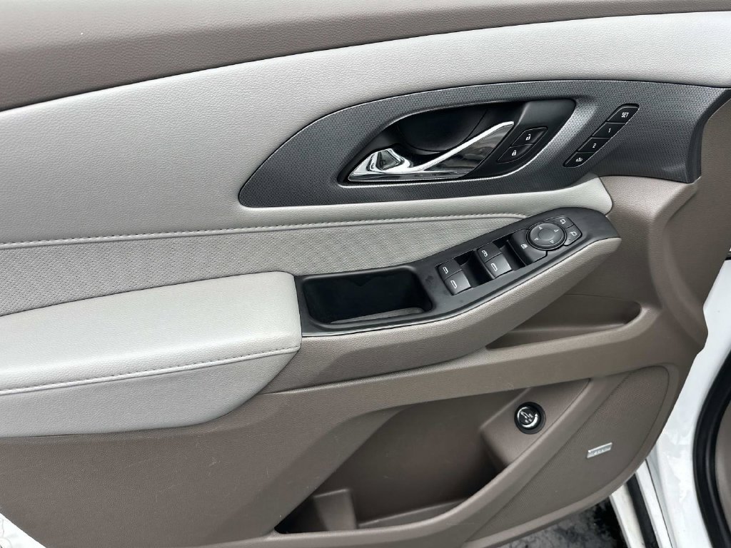Used 2021 Chevrolet Traverse Premier FWD image 16