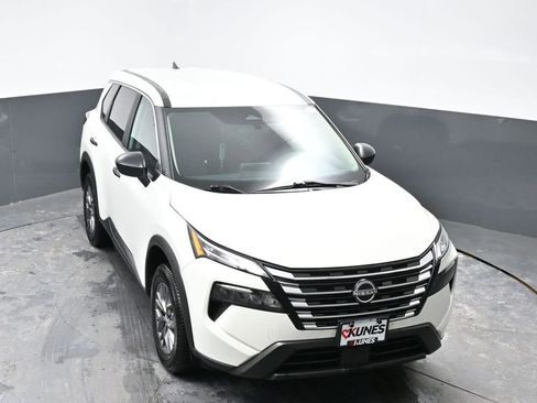 Used 2024 Nissan Rogue S image 40