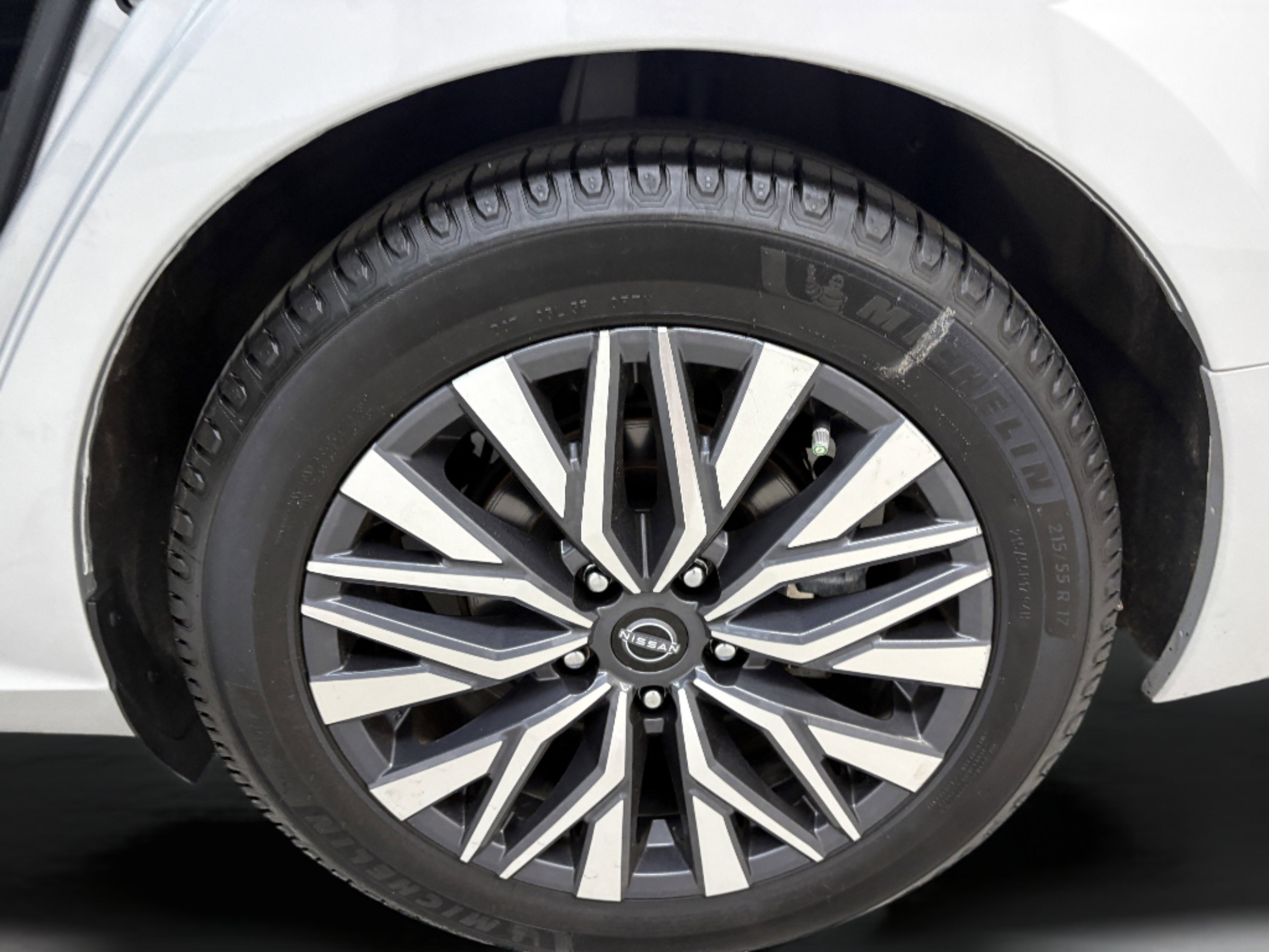 Used 2023 Nissan Altima 2.5 SV w/ SV Premium Package FWD image 7