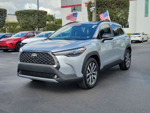 Used 2025 Toyota Corolla Cross XLE w/ Convenience Package image 6