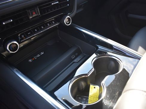 Used 2025 Chevrolet Suburban Z71 image 30