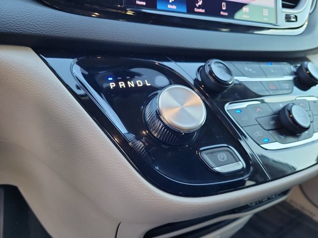 Used 2024 Chrysler Pacifica Touring-L FWD image 32