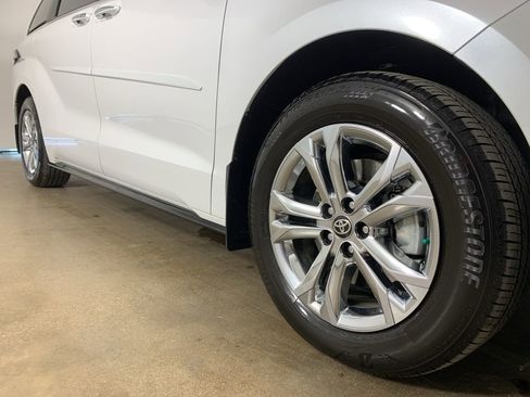 Used 2024 Toyota Sienna Platinum image 6