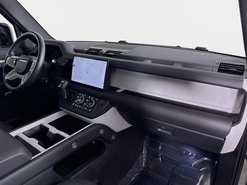 Used 2025 Land Rover Defender 110 S image 29