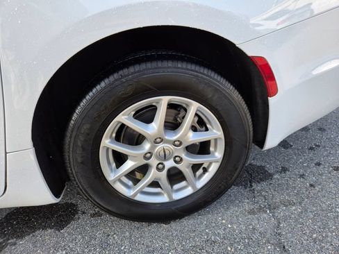 Used 2024 Chrysler Pacifica Touring-L FWD image 28