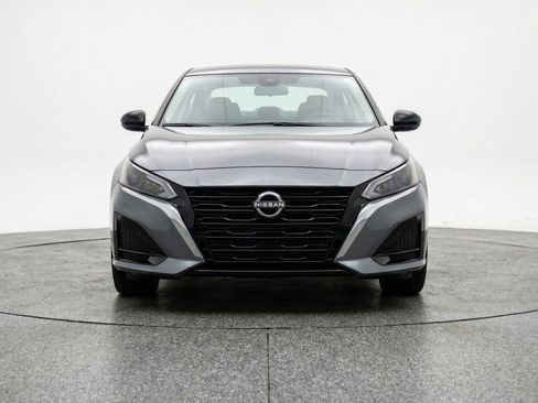 Used 2025 Nissan Altima 2.5 SV FWD image 2