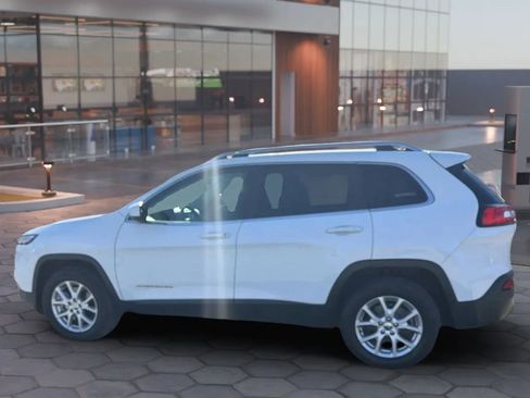 Used 2016 Jeep Cherokee Latitude w/ Cold Weather Group AWD/4WD image 4
