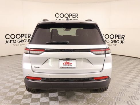 Used 2023 Jeep Grand Cherokee Altitude AWD/4WD image 22