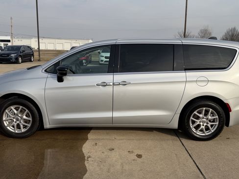 Used 2024 Chrysler Pacifica Touring-L image 4