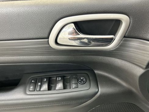 Used 2020 Jeep Grand Cherokee Laredo image 11