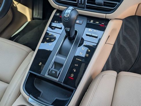 Certified 2025 Porsche Macan AWD/4WD image 15