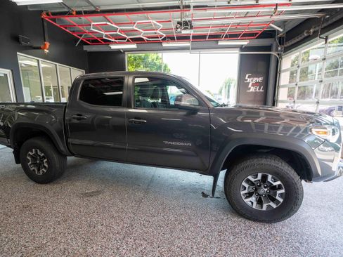 Used 2017 Toyota Tacoma TRD Off-Road w/ Premium & Technology Package AWD/4WD image 6