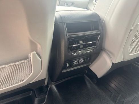 Used 2022 Jeep Grand Cherokee Overland RWD image 17