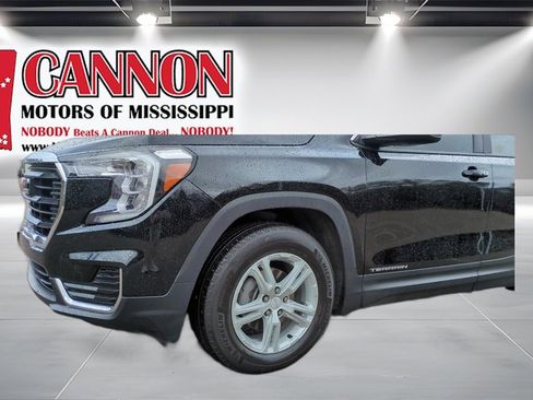Used 2024 GMC Terrain SLE w/ Driver Convenience Package image 9