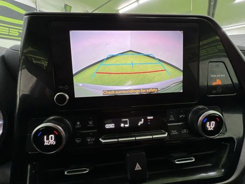 Used 2024 Toyota Highlander LE AWD/4WD image 22
