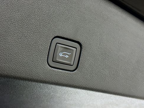 Used 2025 Cadillac XT6 Premium Luxury image 33