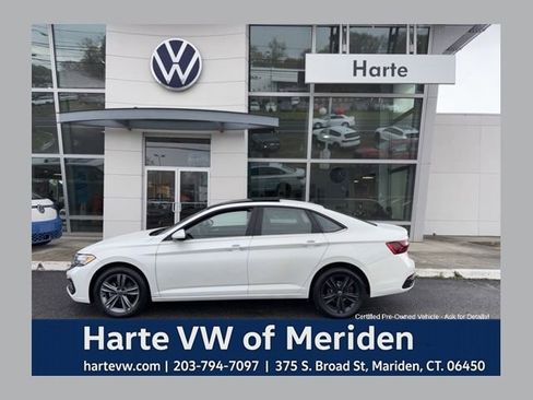 Certified 2024 Volkswagen Jetta SE w/ Panoramic Sunroof Package FWD image 1