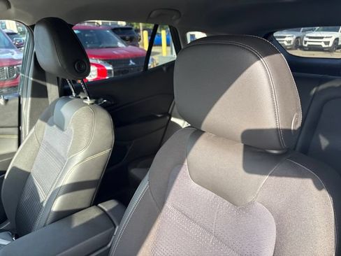 Used 2025 Chevrolet Trax LT FWD image 9