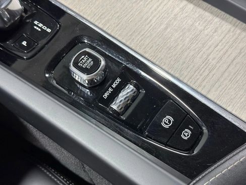 Used 2018 Volvo XC60 T8 Inscription w/ Luxury Seat Package image 38