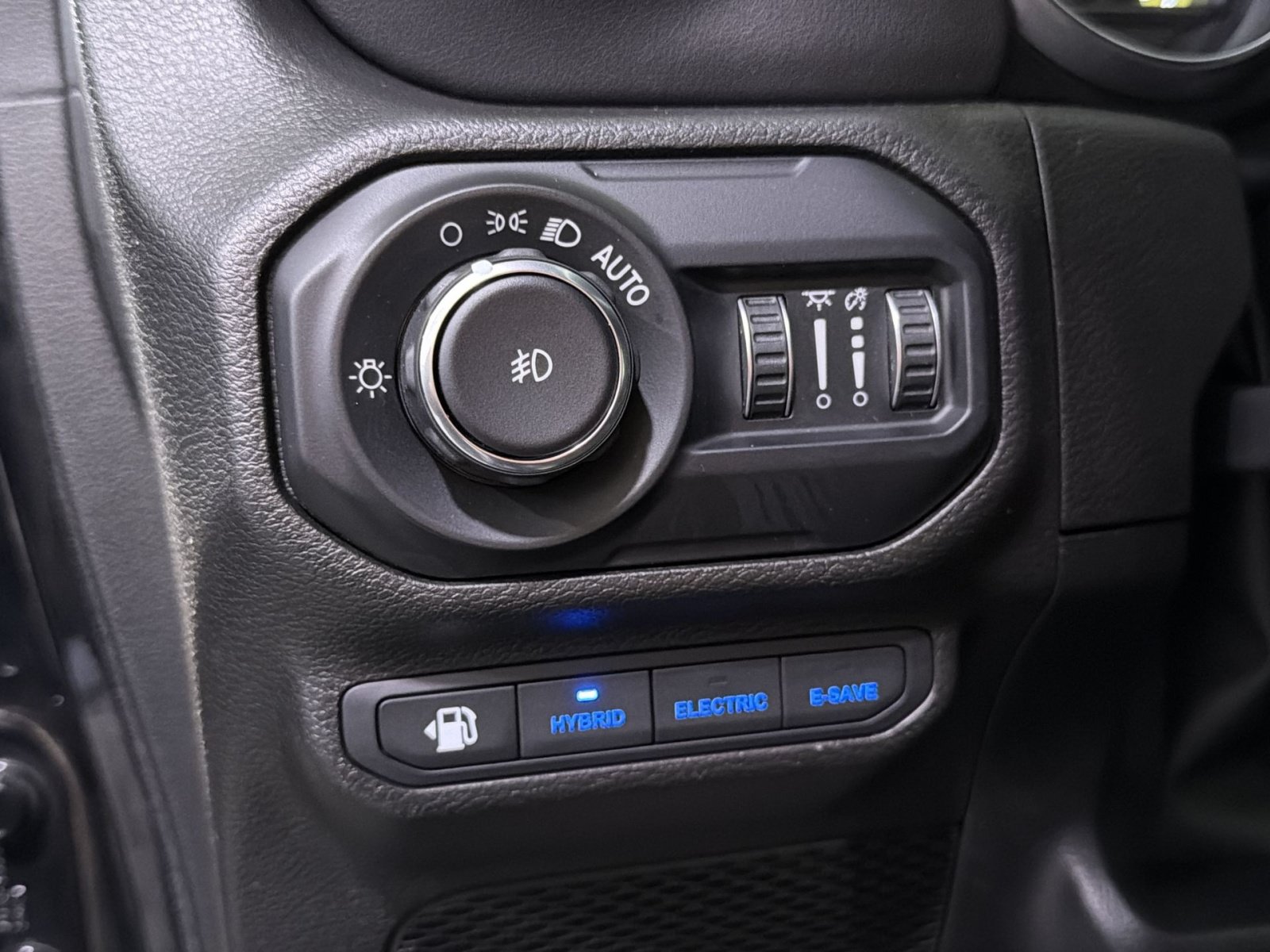 Used 2022 Jeep Wrangler Unlimited Sahara w/ Cold Weather Group AWD/4WD image 29