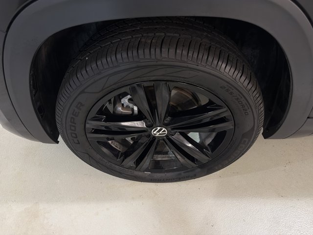 Certified 2023 Volkswagen Atlas Cross Sport SEL R-Line AWD/4WD image 11