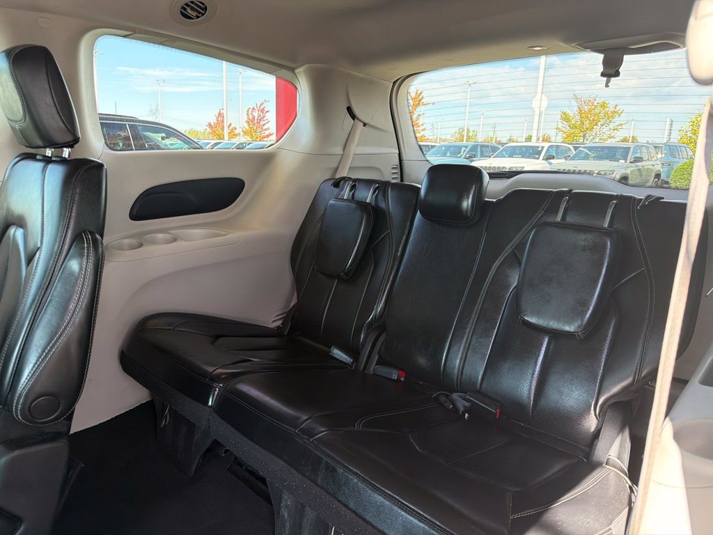 Used 2023 Chrysler Pacifica Touring-L FWD image 19