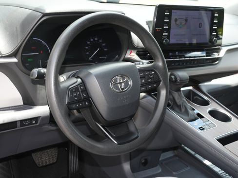 Used 2023 Toyota Sienna LE image 8