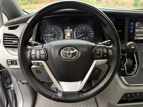 Used 2016 Toyota Sienna Limited image 11