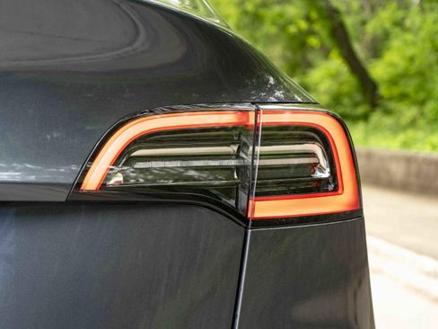 Used 2023 Tesla Model Y AWD image 13