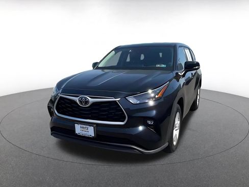 Used 2025 Toyota Highlander LE FWD image 5