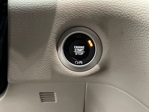 Used 2021 Chrysler Pacifica Touring-L FWD image 61