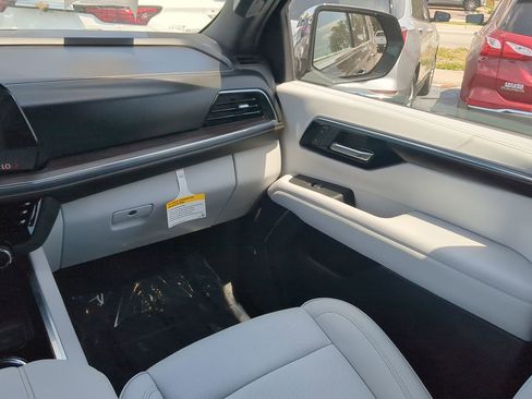 New 2025 Chevrolet Suburban Premier image 16