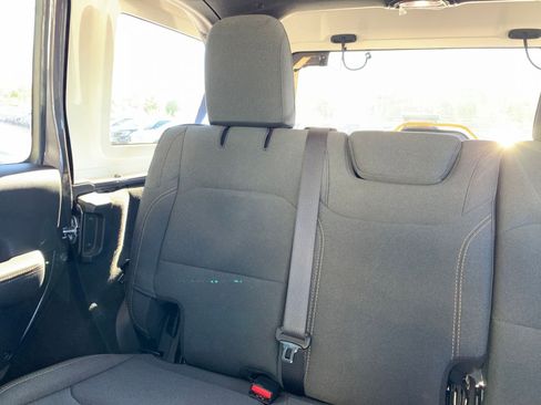 Used 2025 Jeep Wrangler Sahara image 38