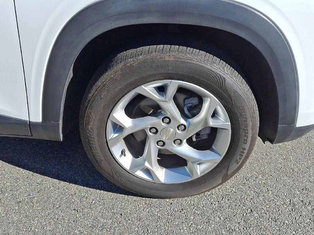 Used 2025 Chevrolet Trax LS w/ LS Convenience Package FWD image 9