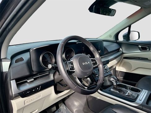 Used 2024 Kia Carnival LX image 9