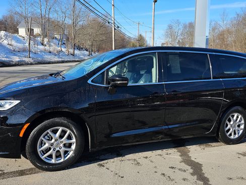 Used 2024 Chrysler Pacifica Touring-L image 2