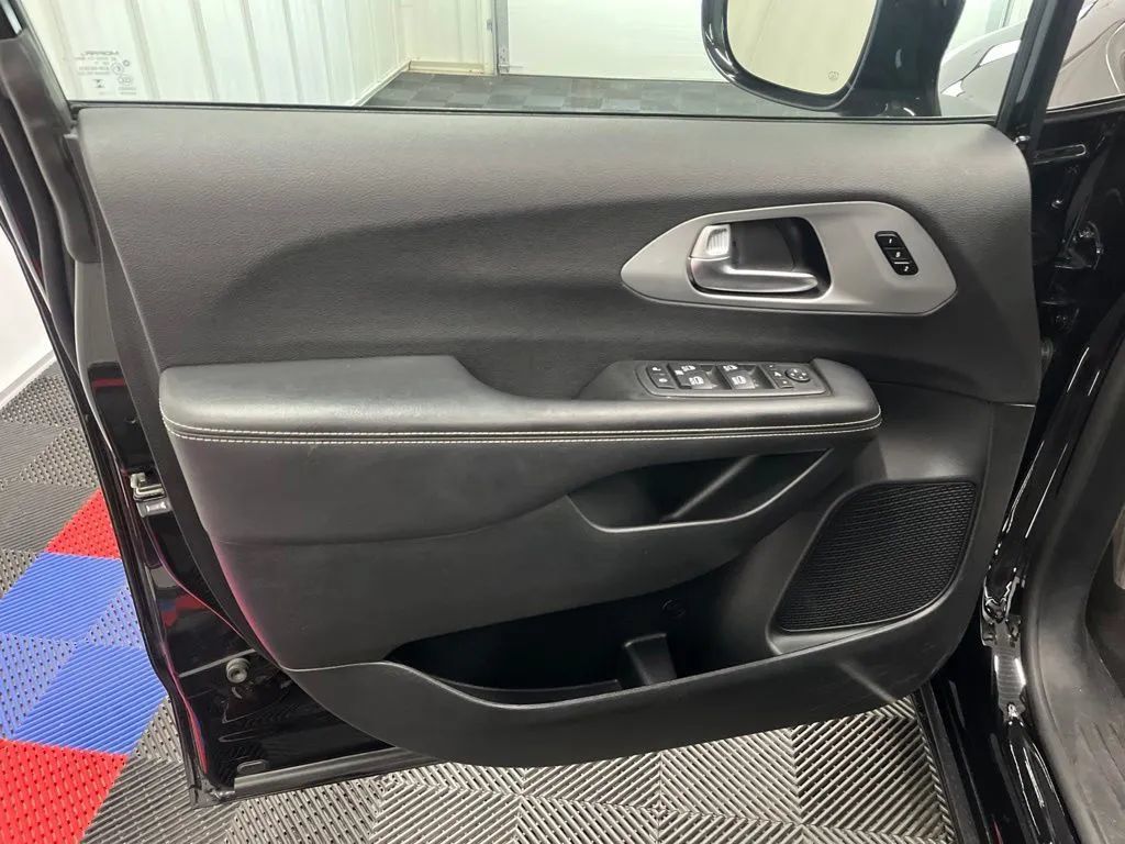 Used 2025 Chrysler Pacifica Limited FWD image 19