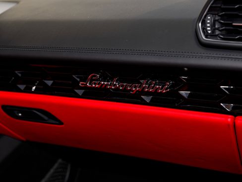 Used 2024 Lamborghini Huracan EVO image 40