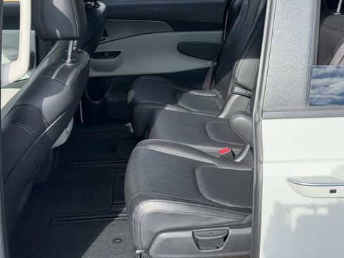 Used 2024 Kia Carnival LX FWD image 22
