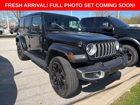 Used 2025 Jeep Wrangler Unlimited Sahara AWD/4WD image 2
