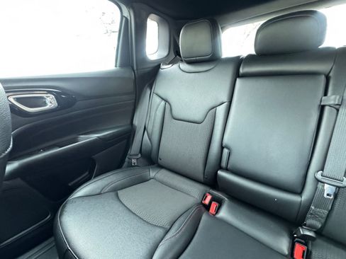 Used 2025 Jeep Compass Trailhawk image 38