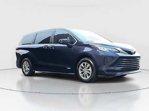 Certified 2021 Toyota Sienna LE FWD image 3