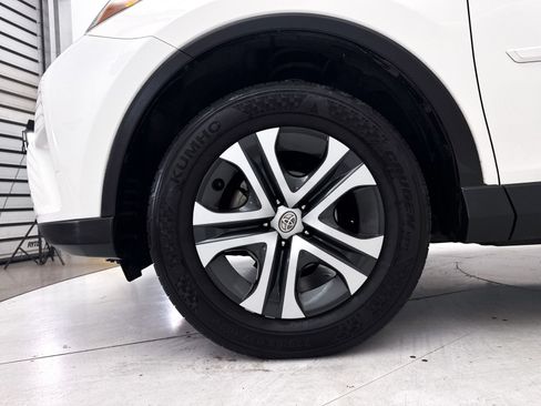 Used 2017 Toyota RAV4 LE FWD image 12