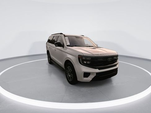Used 2025 Ford Expedition Active image 2
