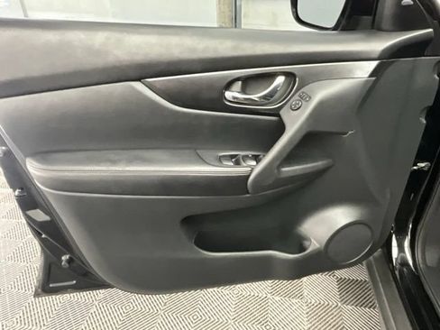 Used 2017 Nissan Rogue SV AWD/4WD image 14