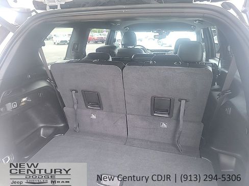 Used 2024 Jeep Grand Cherokee L Laredo image 16