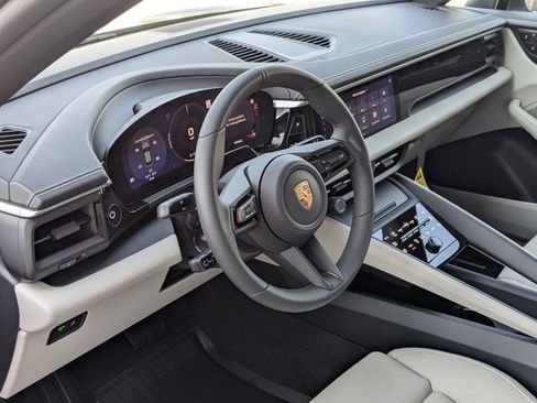 New 2026 Porsche Macan Electric RWD image 4