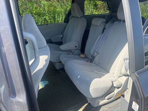 Used 2011 Toyota Sienna LE image 9